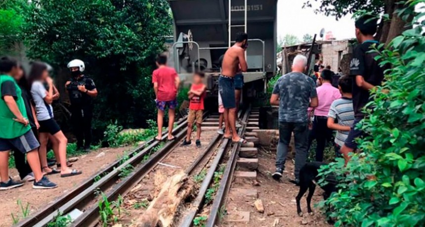 Descarriló un tren, golpeó contra dos casas y dejó dos personas heridas