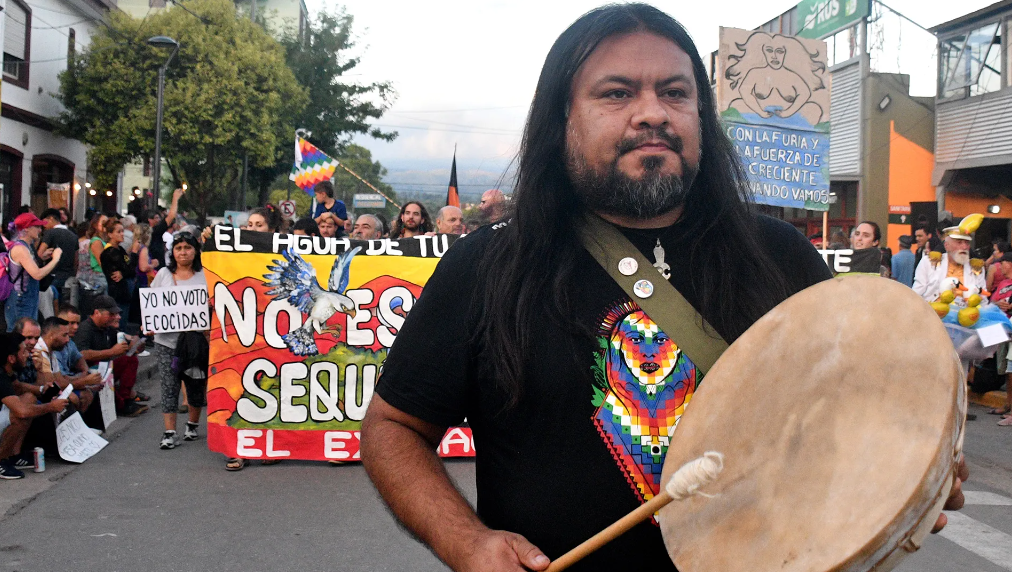 Jeremía Chauque: música y militancia en Cosquín siguiendo la huella de Rubén Patagonia