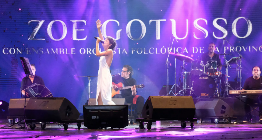 Zoe Gotusso cantó chamamé por primera vez y sorprendió en Corrientes