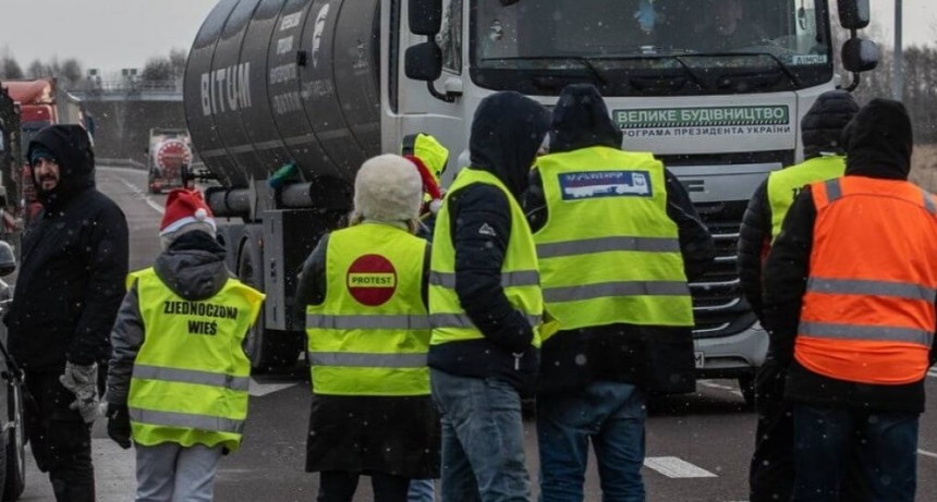 Piquetes del campo en Europa: productores de Polonia cortan rutas en la frontera con Ucrania