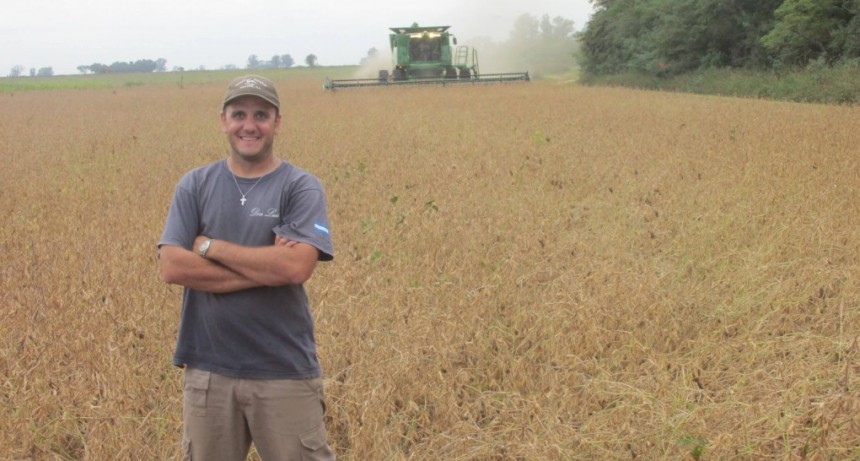 Franco, el joven que siente pasión por ser contratista: “Aprendí a manejar la cosechadora antes que el auto”