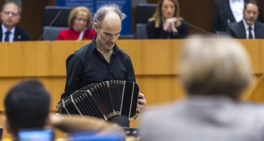 El tango, el bandoneón y una historia que atraviesa el Holocausto