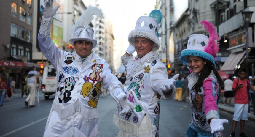 Con recortes y en estado de alerta, las murgas porteñas alegrarán los corsos este carnaval