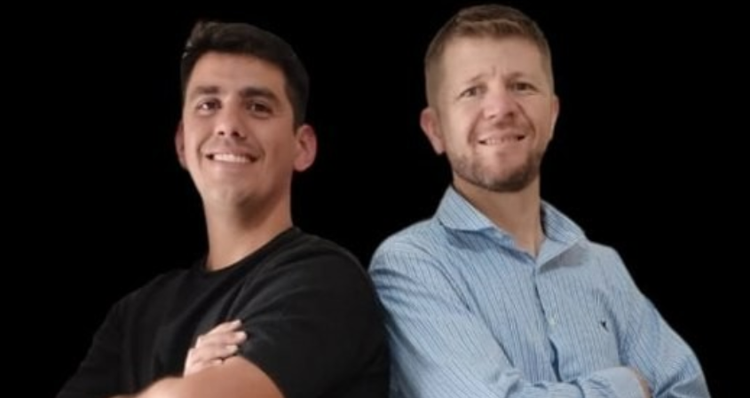 Seleno Dúo llevó su música a la peña de Salamanca