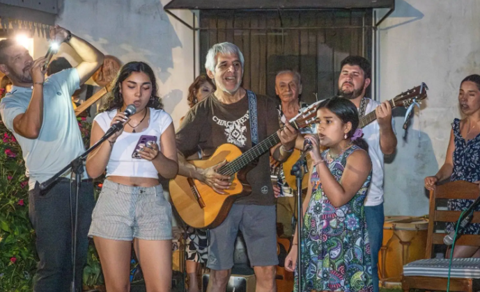 Peteco Carabajal abre las puertas de su casa y transforma su barrio en un espacio cultural vivo