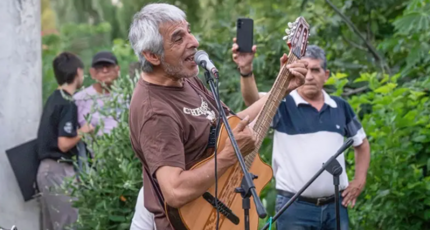 Peteco Carabajal convirtió su casa en un espacio cultural para la comunidad