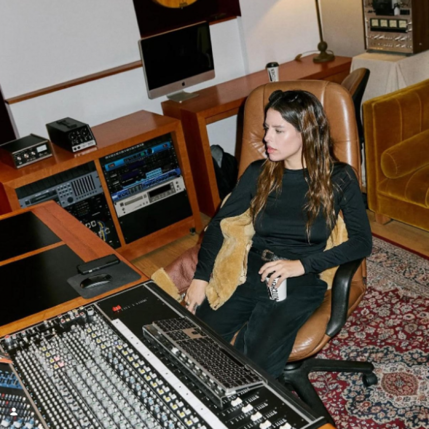 Rosario Ortega sorprende con 'Punta Cana', un viaje musical por la ansiedad del amor moderno