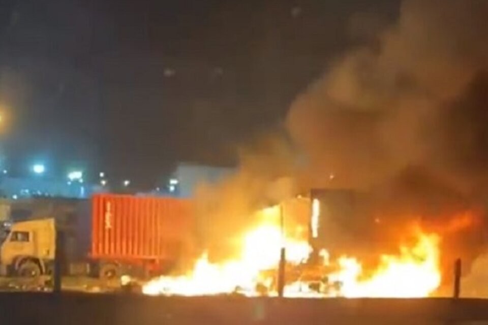 Un camión que transportaba material inflamable chocó y explotó en Panamericana: hay cuatro muertos