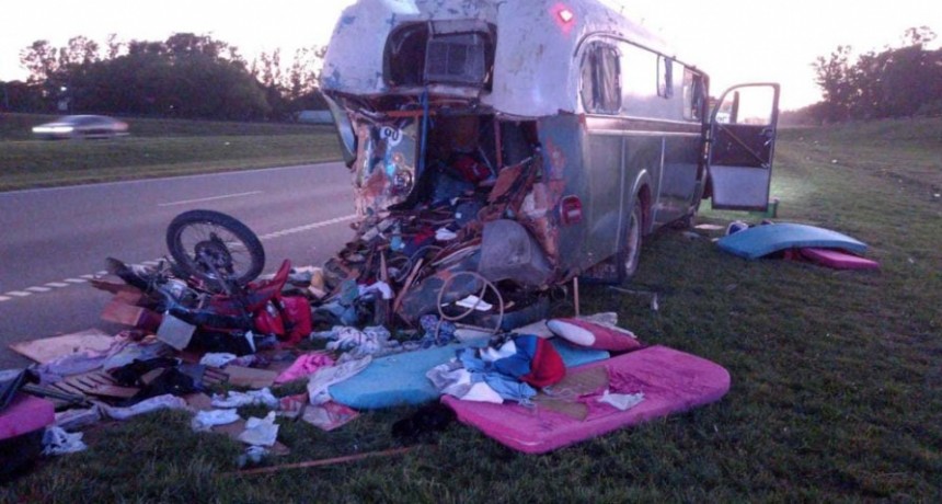 Un muerto y cinco heridos al chocar un camión y un motorhome en Zárate