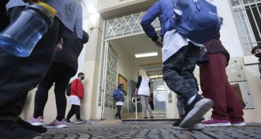 Cerca de 800 mil alumnos vuelven a las aulas desde hoy en CABA y Mendoza