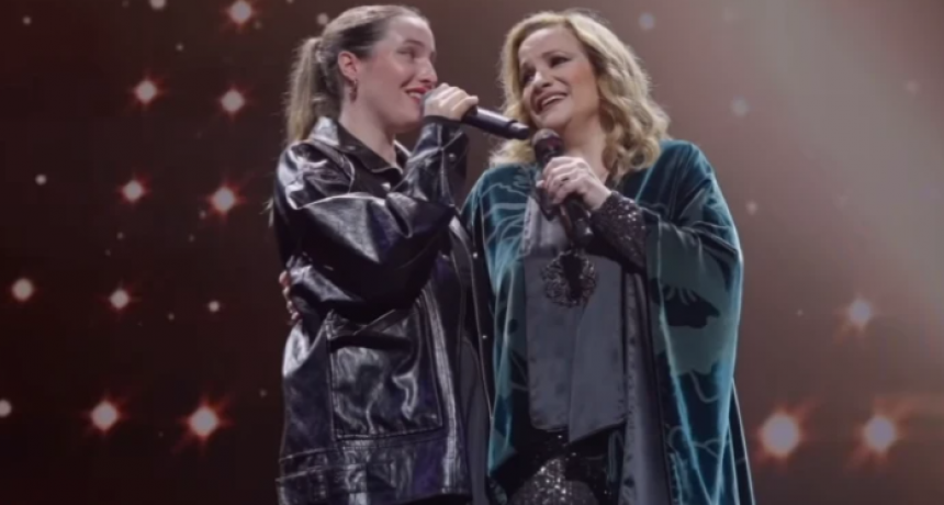 Lucía Galán canta junto a su hija en Miami