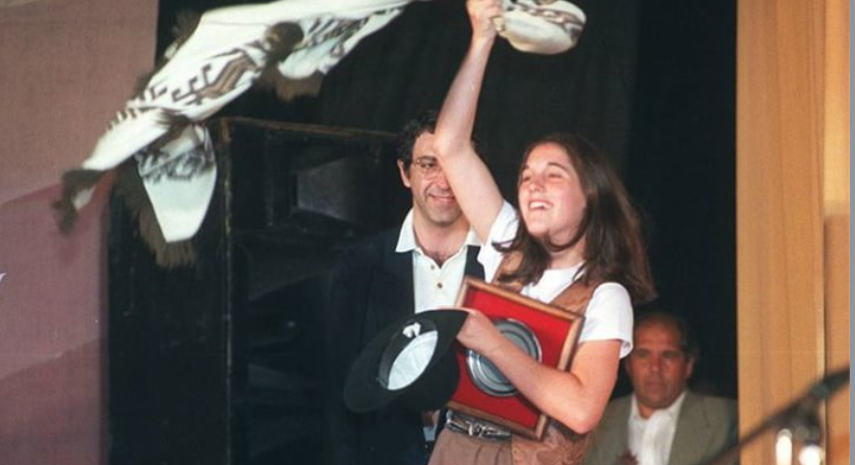 De un gesto anónimo a símbolo nacional: cómo nació el revoleo del poncho que convirtió a La Sole en leyenda