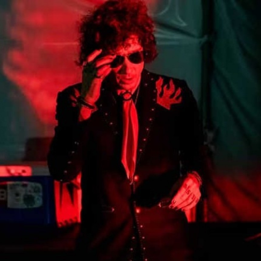El rito vuelve a encenderse: Enrique Bunbury confirma su regreso con un show que promete historia