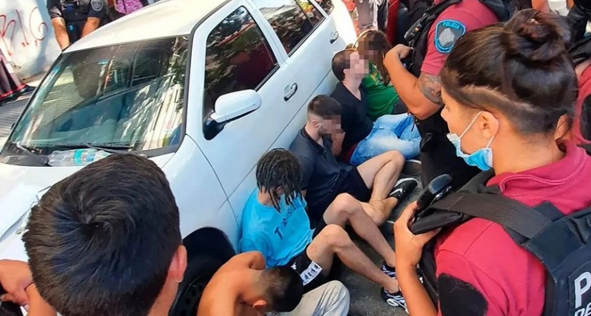 Seis detenidos acusados de violar en grupo a una joven dentro de un auto en Palermo