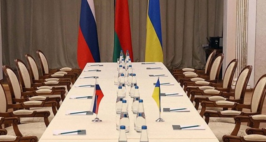 Con el centro de Kiev bombardeado, ambas partes anunciaron que seguirán las negociaciones