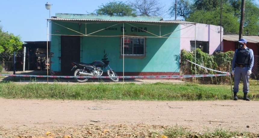 Hallaron el cuerpo de un hombre enterrado en su casa y detuvieron a la pareja y sus hijos