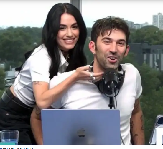 Durante su entrevista en Gelatina, la cantante protagonizó un romántico momento junto a su pareja.