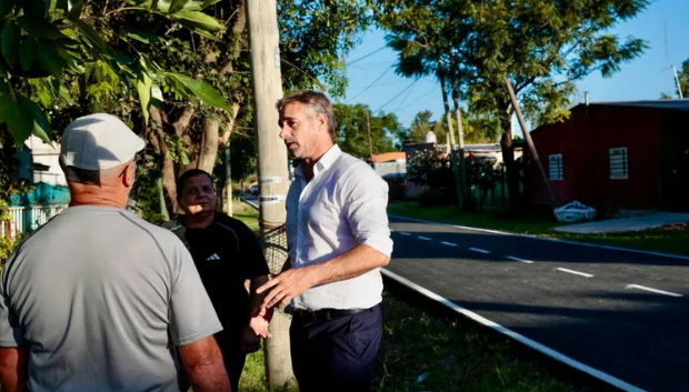 Federico Achával recorrió las obras de asfaltos en Villa Rosa