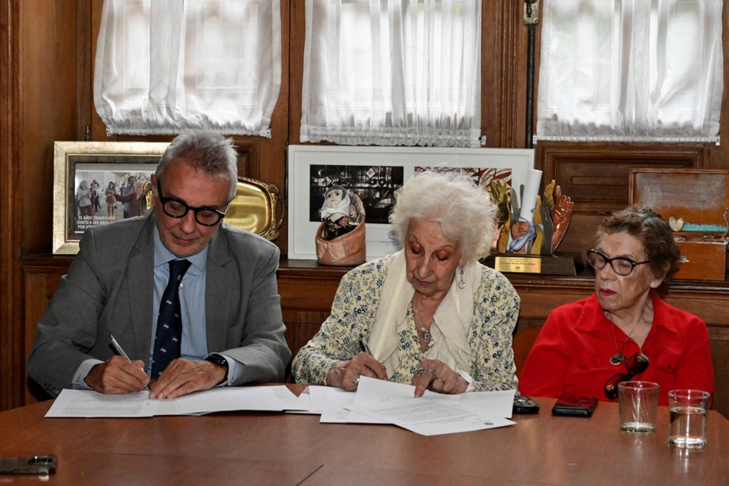 Julio Zamora y Estela de Carlotto firmaron un convenio para brindar capacitaciones sobre el derecho a la identidad