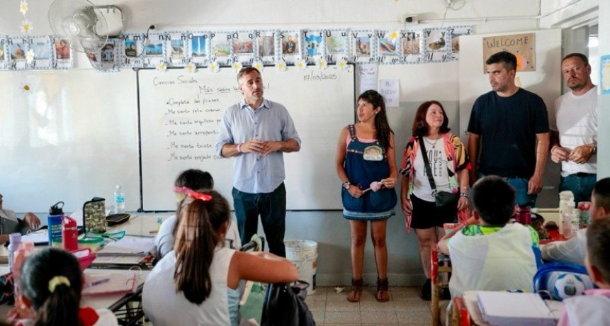 Achával acompañó a los alumnos de primer grado en el inicio de clases