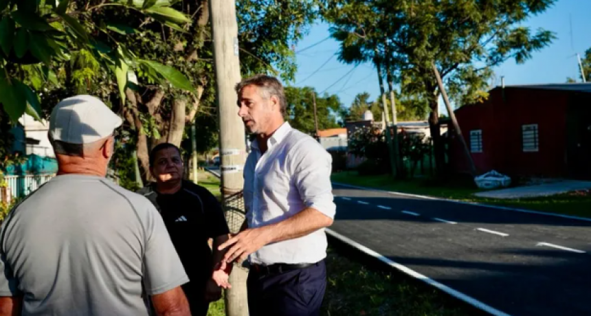 Federico Achával recorrió las obras de asfaltos en Villa Rosa