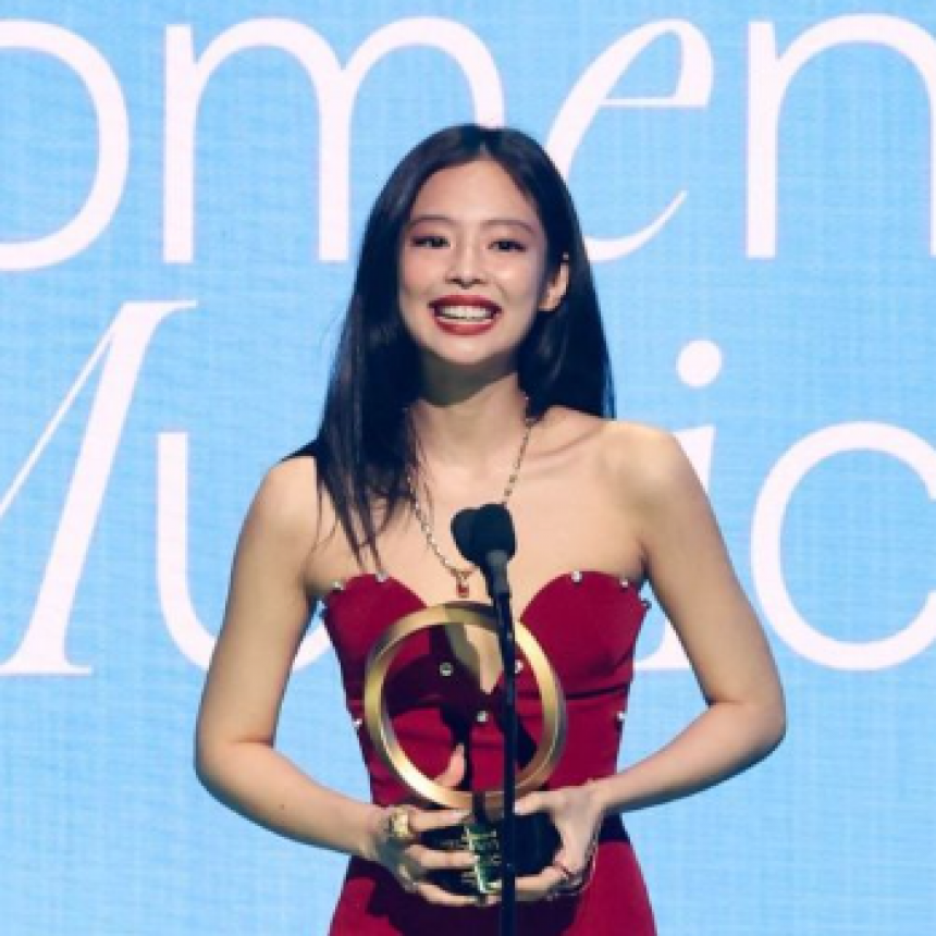 JENNIE de BLACKPINK hizo historia al convertirse en la primera solista coreana en recibir un premio Billboard Women in Music
