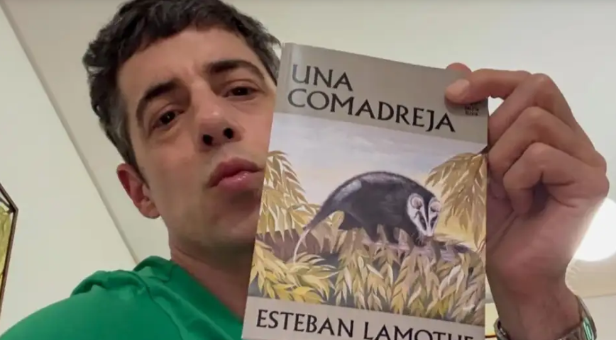 Esteban Lamothe cumplió un sueño personal: lanzó su primer libro de poesía y reveló la historia íntima detrás de “Una comadreja”