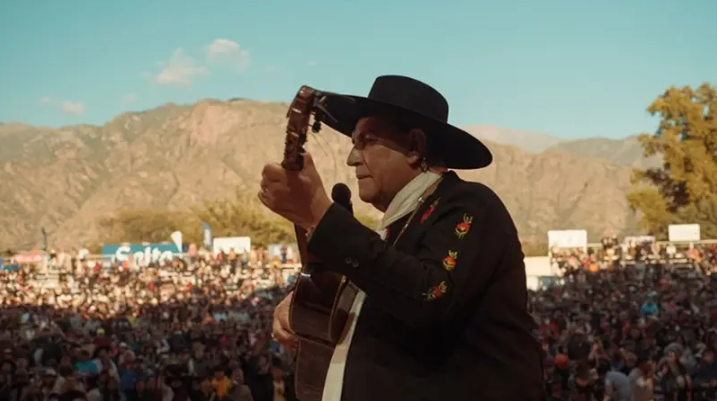 Seis horas para la historia: el Chaqueño Palavecino hizo récord y abrió la Serenata a todo el pueblo