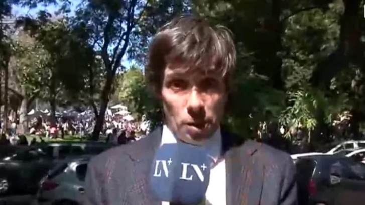 Robertito Funes Ugarte vivi&oacute; un ins&oacute;lito momento en vivo: le robaron el micr&oacute;fono