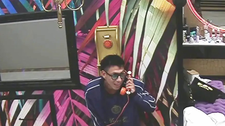 Brian Sarmiento atendi&oacute; el tel&eacute;fono dorado desnudo y termin&oacute; perjudicado