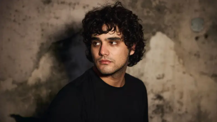 Broke Carrey lanza &ldquo;Hijo del pa&iacute;s&rdquo; y transforma el folklore en una b&uacute;squeda personal sobre la identidad