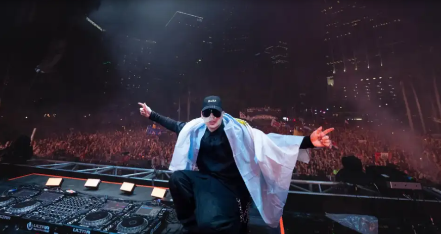 Bizarrap deslumbr&oacute; en el Ultra Music Festival: un set especial e invitados de lujo