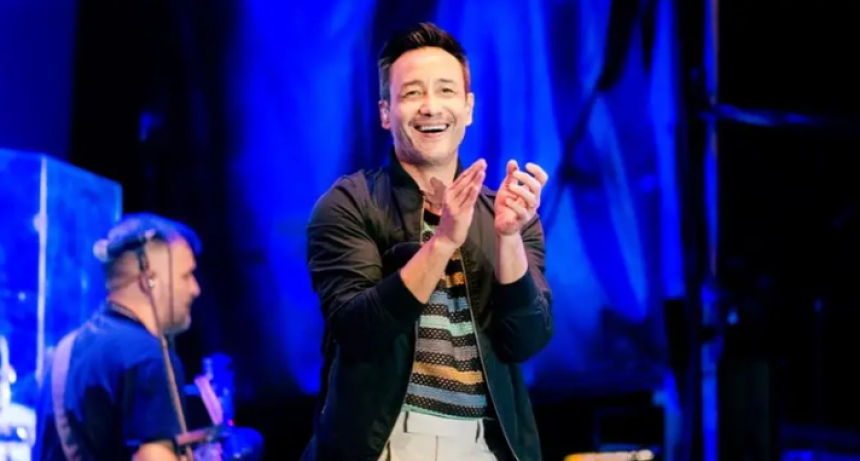 Luciano Pereyra revolucion&oacute; el Festival del Artesano con una nueva versi&oacute;n de &ldquo;Siesta de Verano&rdquo;