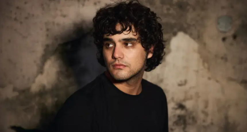 Broke Carrey lanza &ldquo;Hijo del pa&iacute;s&rdquo; y transforma el folklore en una b&uacute;squeda personal