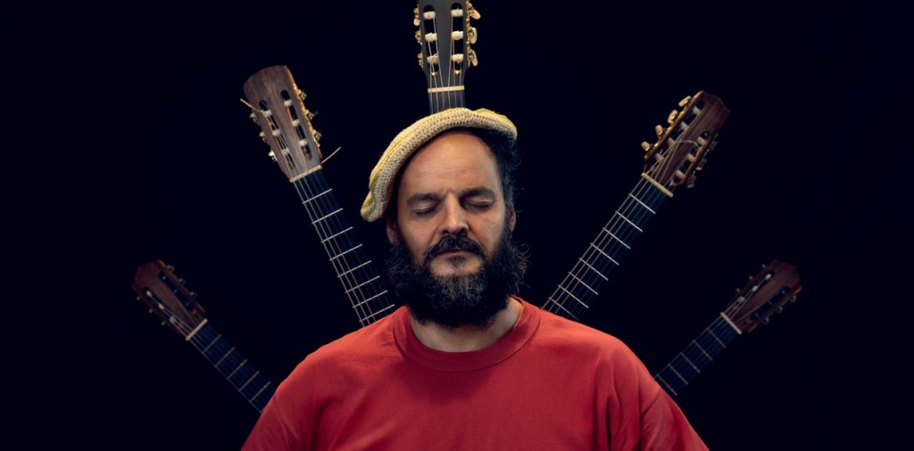 Carlos “Negro” Aguirre: una exploración folclórica al ritmo de cinco guitarras