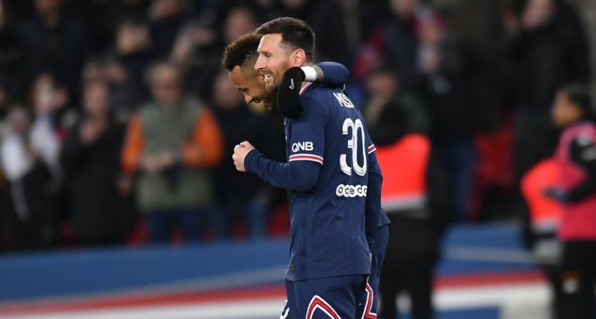 Messi marcó un tanto en la goleada de PSG y recibió aplausos de los hinchas