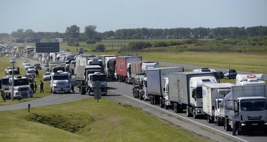 Transportistas: fueron convocados por el Gobierno, pero ya advirtieron que el paro atravesará el feriado 