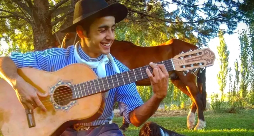 El chico que, guitarra en mano, hizo de la improvisación un medio de vida