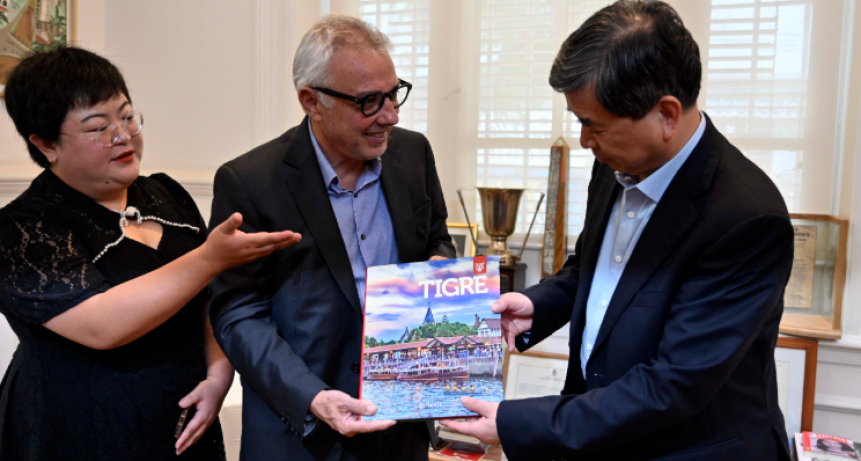 En una reunión de trabajo, Julio Zamora recibió a las autoridades de la provincia china de Fujián