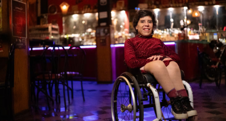 Brenda nació con una malformación, baila tango en silla de ruedas y un domingo en una milonga encontró el amor