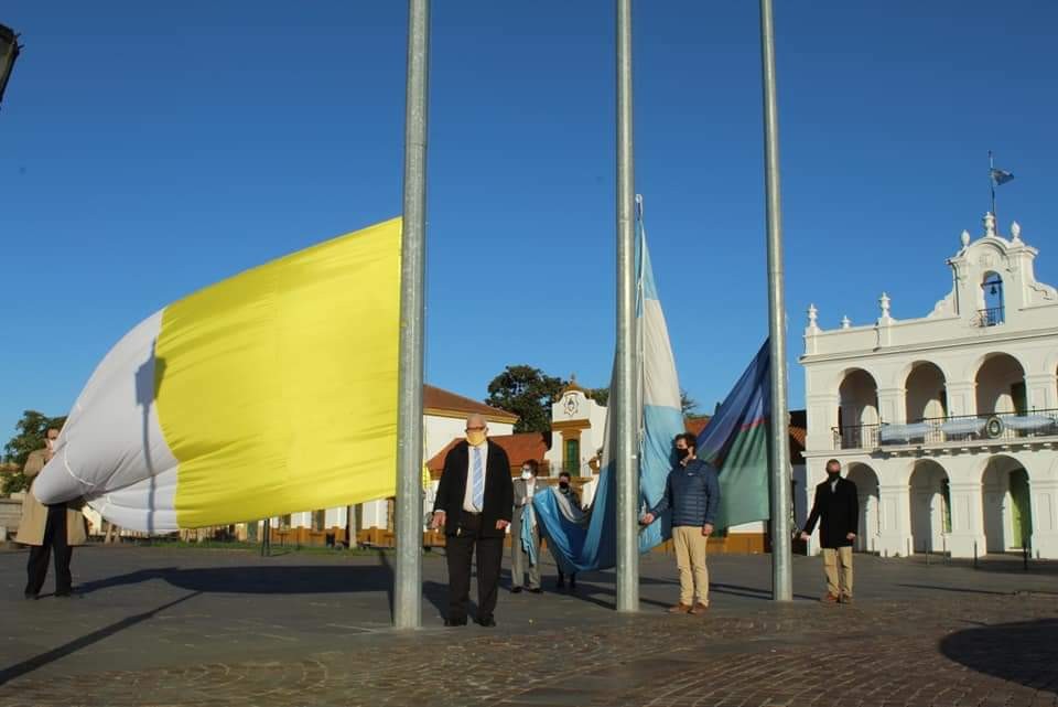 El Intendente de Lujan, Leonardo Boto, encabezó este lunes izamientos de la bandera nacional por un nuevo aniversario del 25 de Mayo