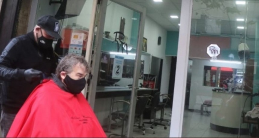 Un peluquero marplatense sacó el sillón a la vereda para atender a sus clientes