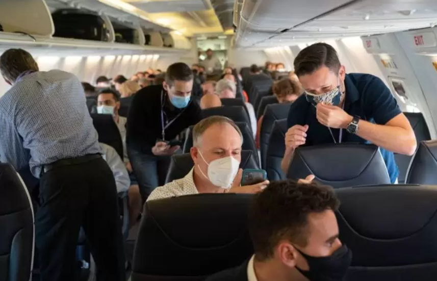 Los barbijos dejan de ser obligatorios en aviones y aeropuertos de la UE
