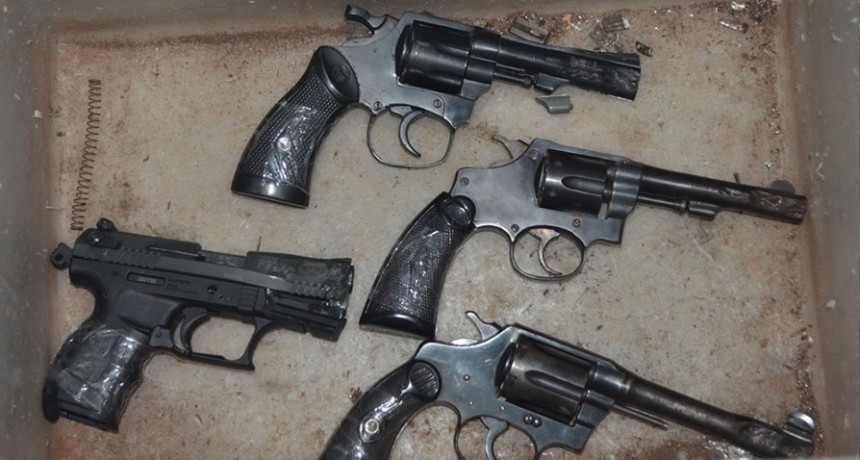 Apartaron a tres jefes policiales por la venta de armas que estaban bajo custodia