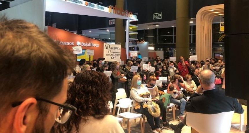  Docentes porteños protestaron en la Feria del Libro contra la UniCaba 