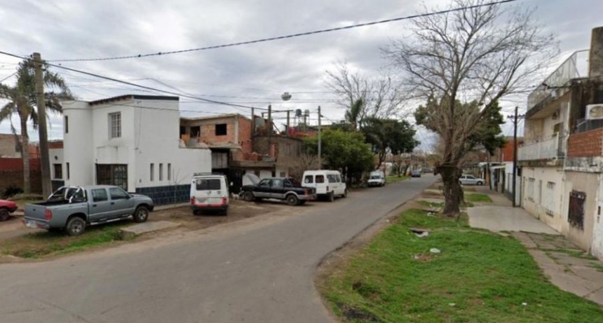 Asesinaron a balazos a un joven que salía en moto de su casa