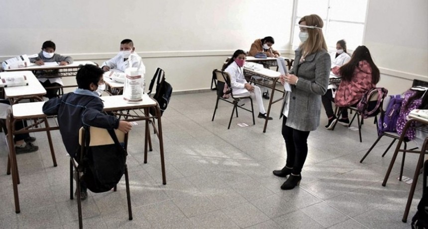 Alertan sobre una suba de casos de Covid-19 en escuelas y piden por la vuelta del barbijo