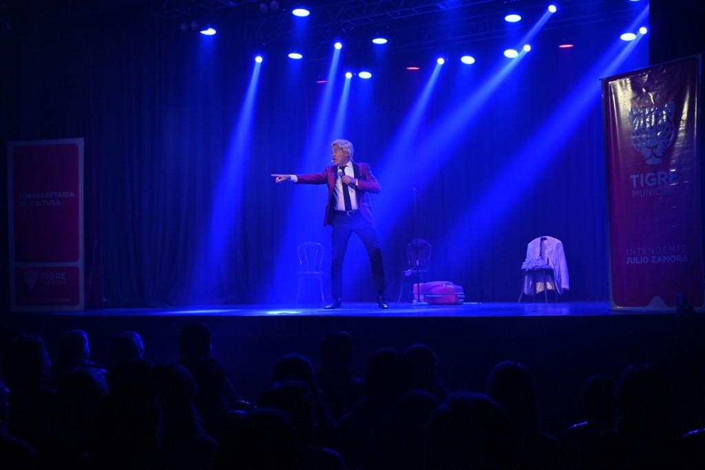 A sala llena, Álvaro Navia brilló con su show de humor en el Teatro de General Pacheco