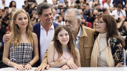 Francis Ford Coppola en Cannes: custodiado por sus nietas, su hijo y su hermana actriz