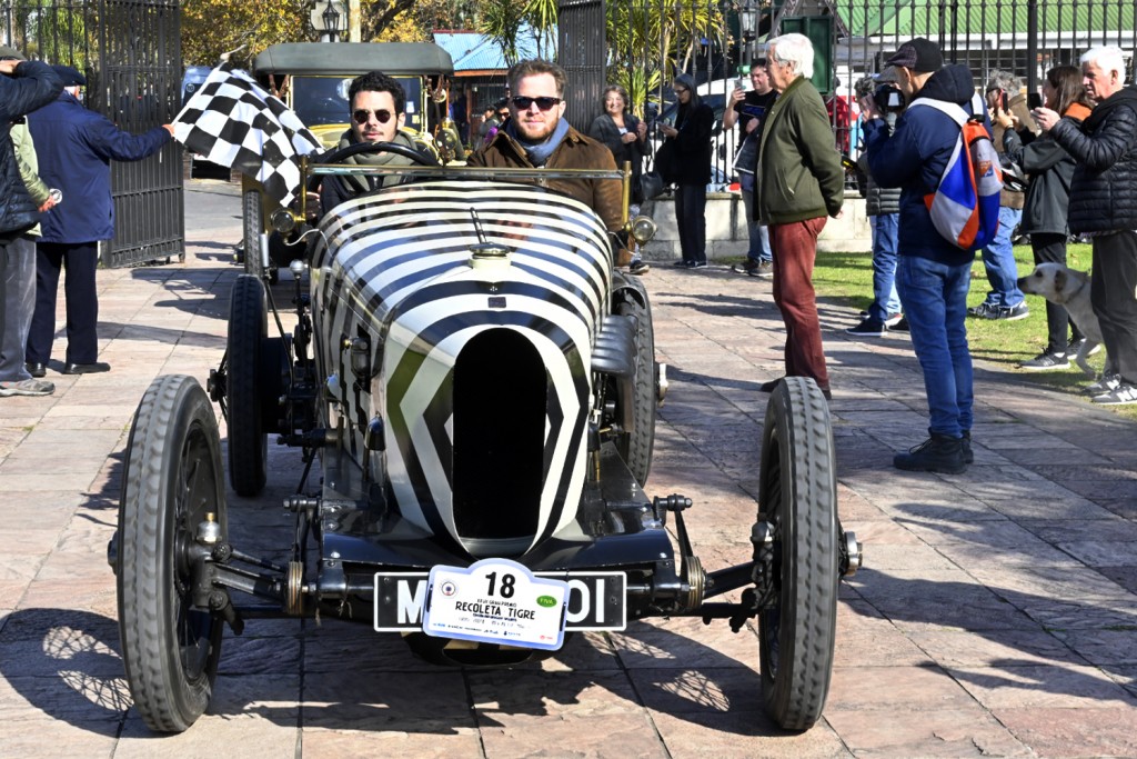 Gran Premio Recoleta-Tigre XXVII: vecinos y vecinas disfrutaron de la exhibición de vehículos antiguos en el MAT